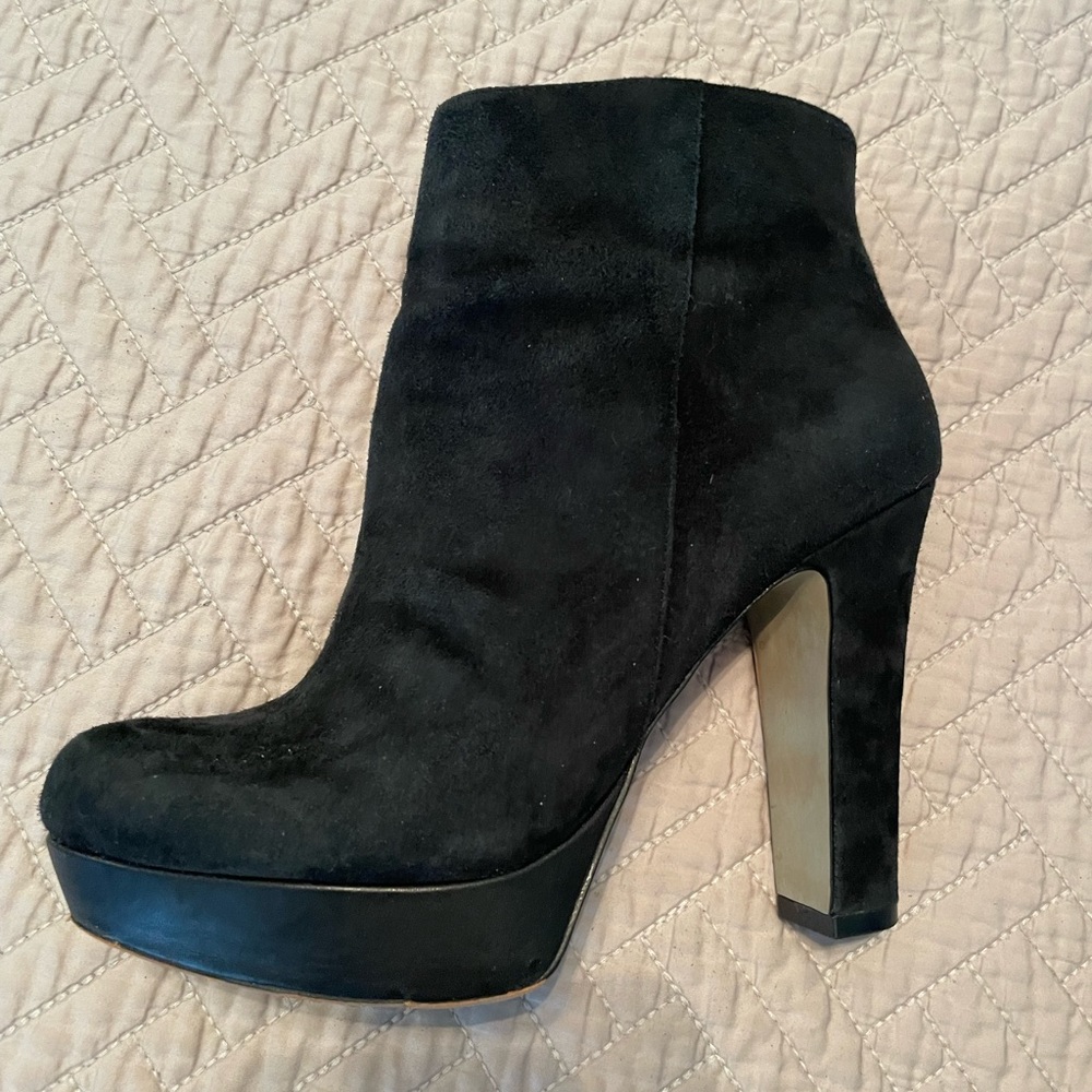 Vince Camuto VV-Jessillia Black Suede Booties. Size 7.5